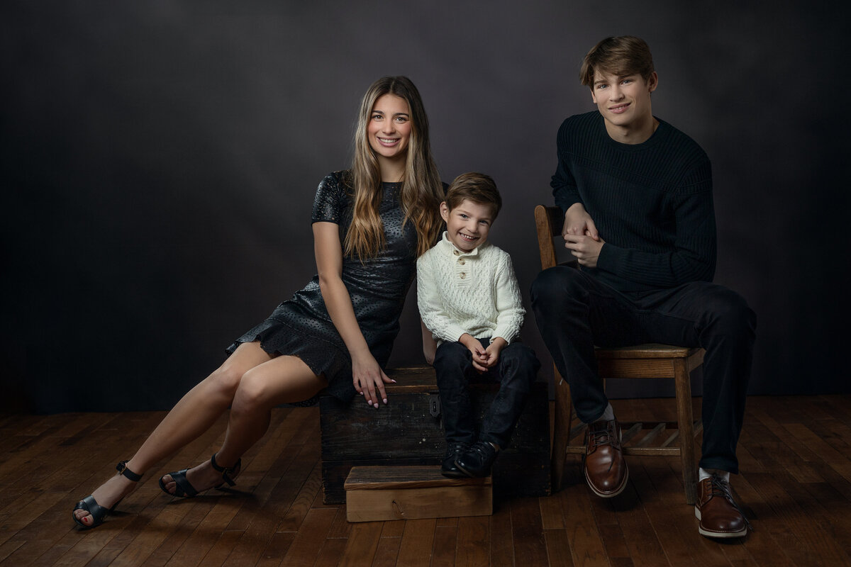 three kids posing in nrothwest indiana studio by brielle pausma photography