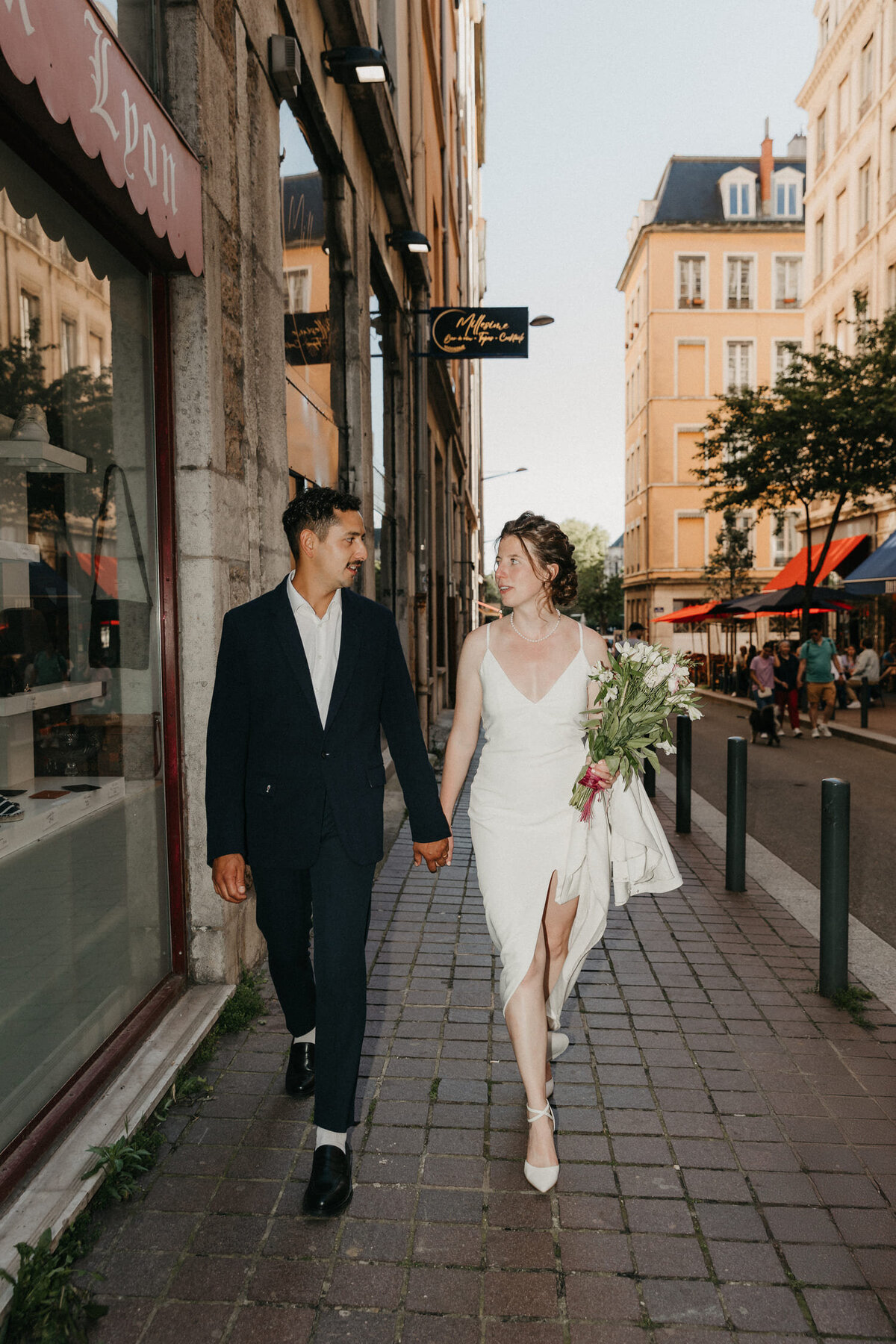 Anais-et-Nicolas-mariage-couple-marche-rue-lyon