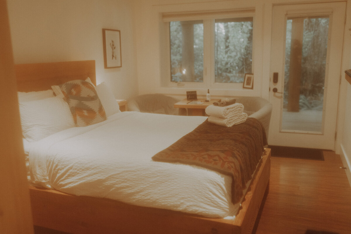 Sleepy Bear Guest House Airbnb Photography Session Ucluelet British Columbia 45619