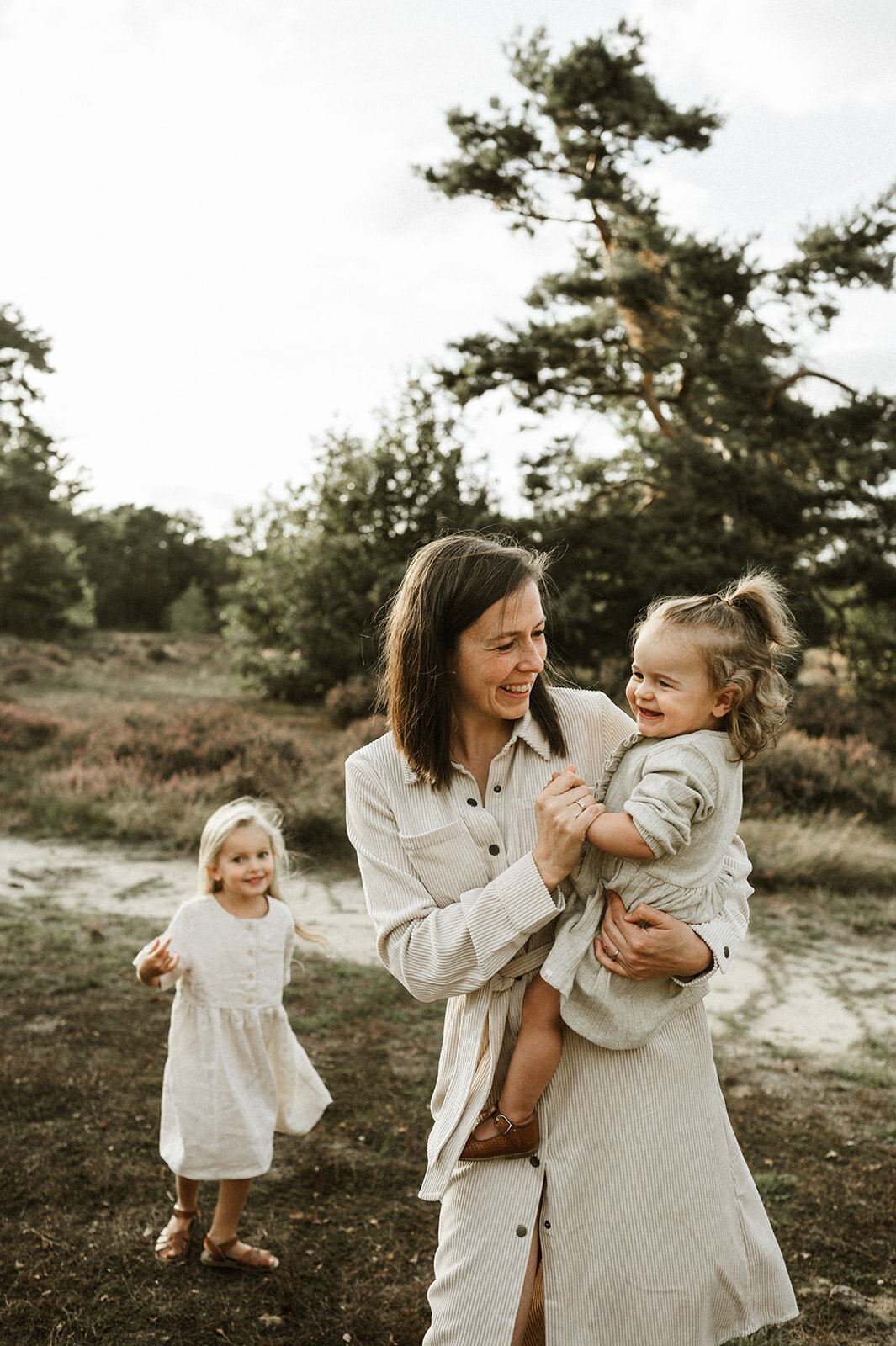 Gezinsfotografie in Nijlen tijdens golden hour – pure, spontane momenten vastgelegd in de heide.