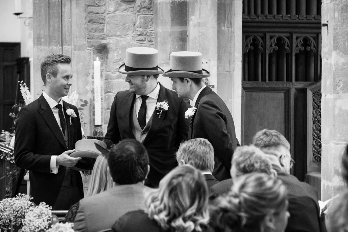Two-wedding-photographer-team-1048