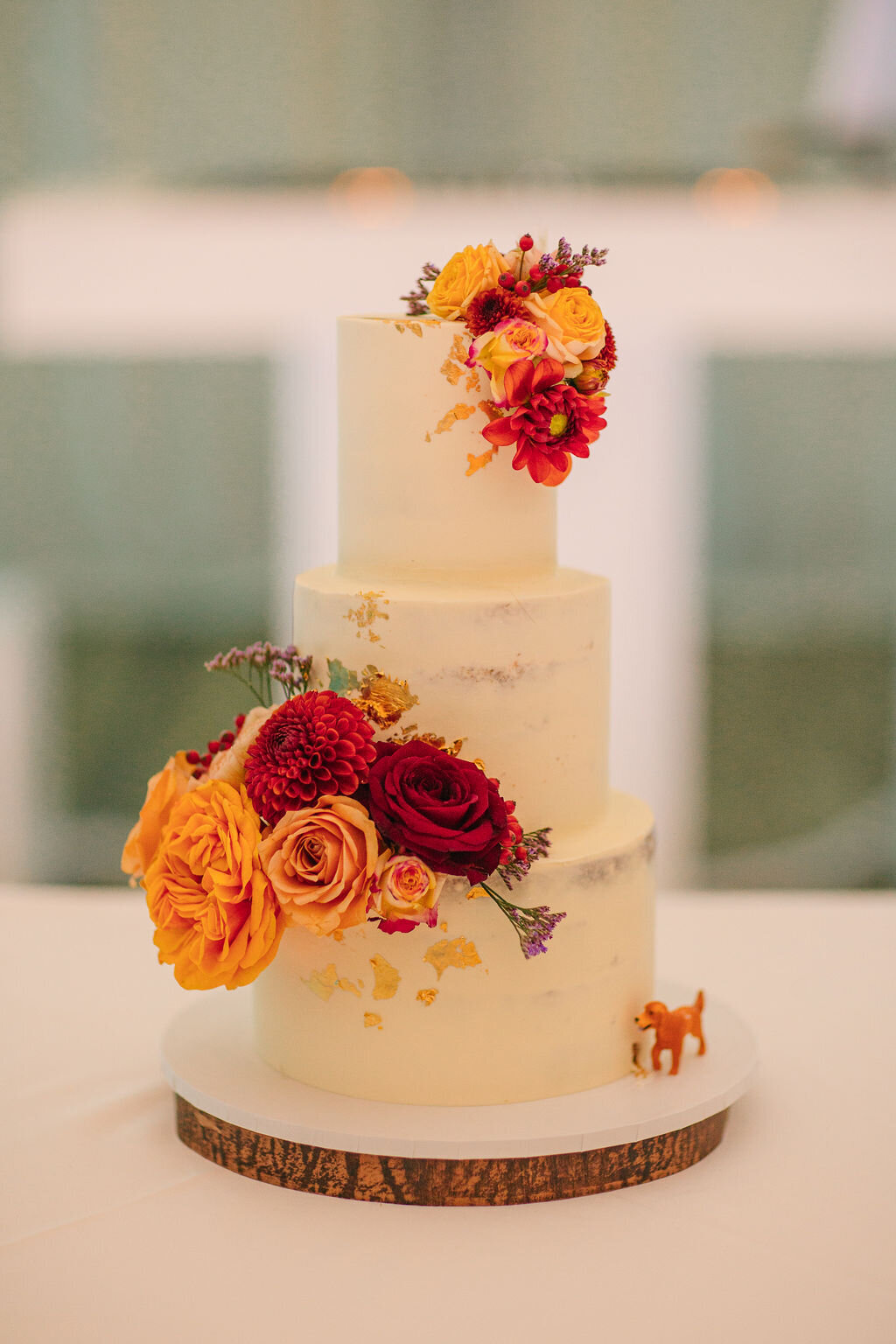 luxury-buttercream-wedding-cake-freshflowers-layers-graces-seminaked-7