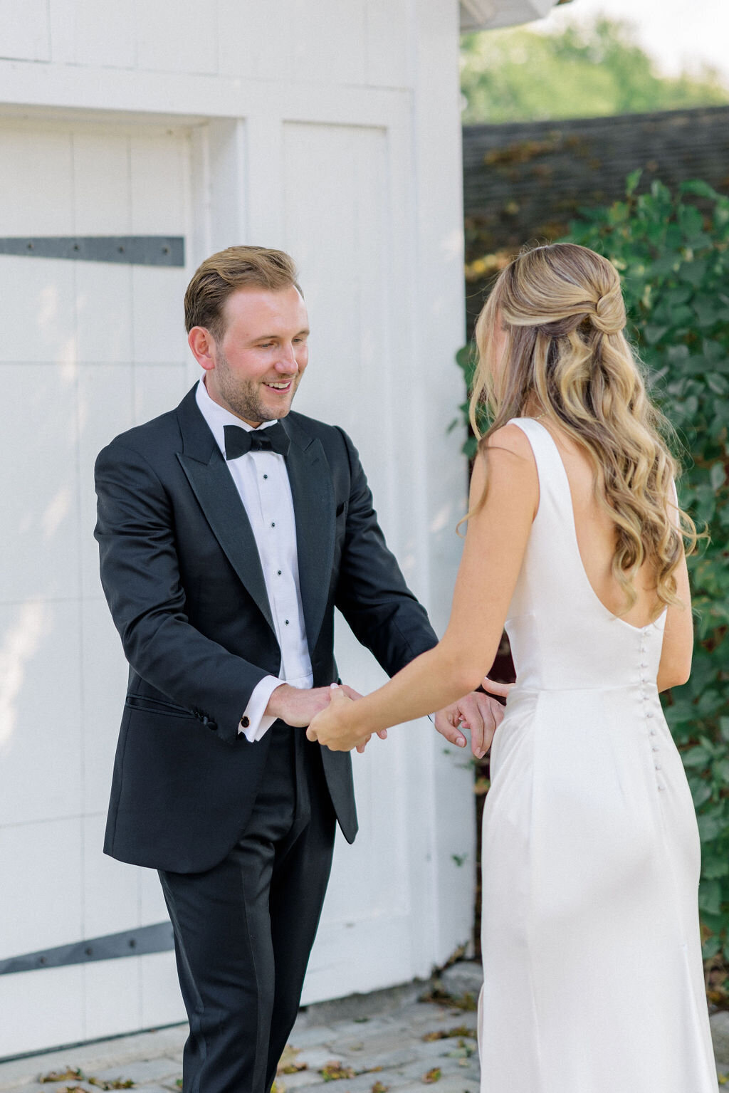 wedding-first-look-at-smith-farm-gardens-jen-strunk-events