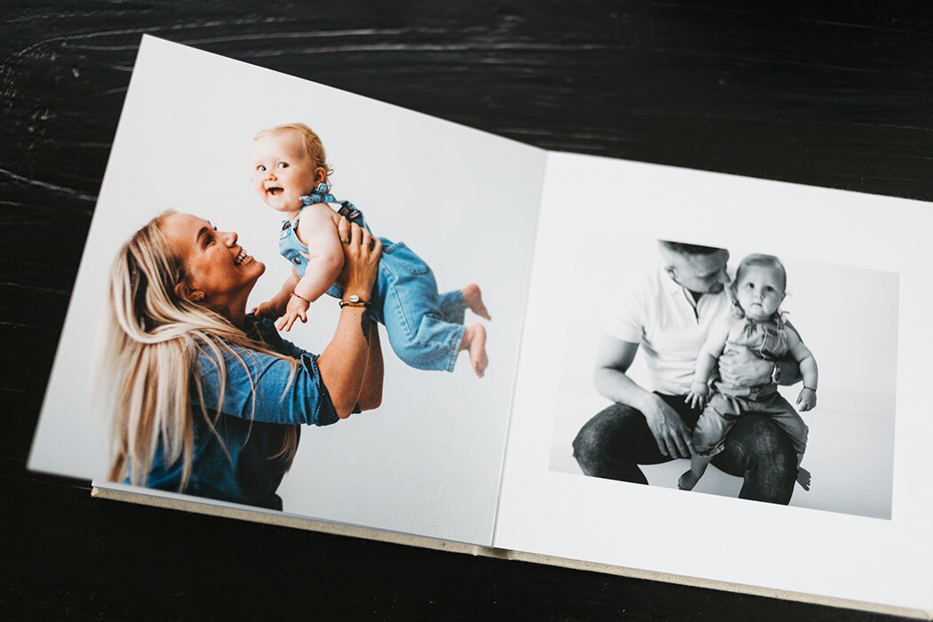 1jaarfotoshoot, babyportret, 1jaarfotostudio, kinderportretwitteachtergrond, kinderfotograafbrabant, rucphen schijf, kleinzundert, bosschenhoofd, halderberge, bergenopzoom, ettenleur, koffietafelboek, handgemaaktfotoboek