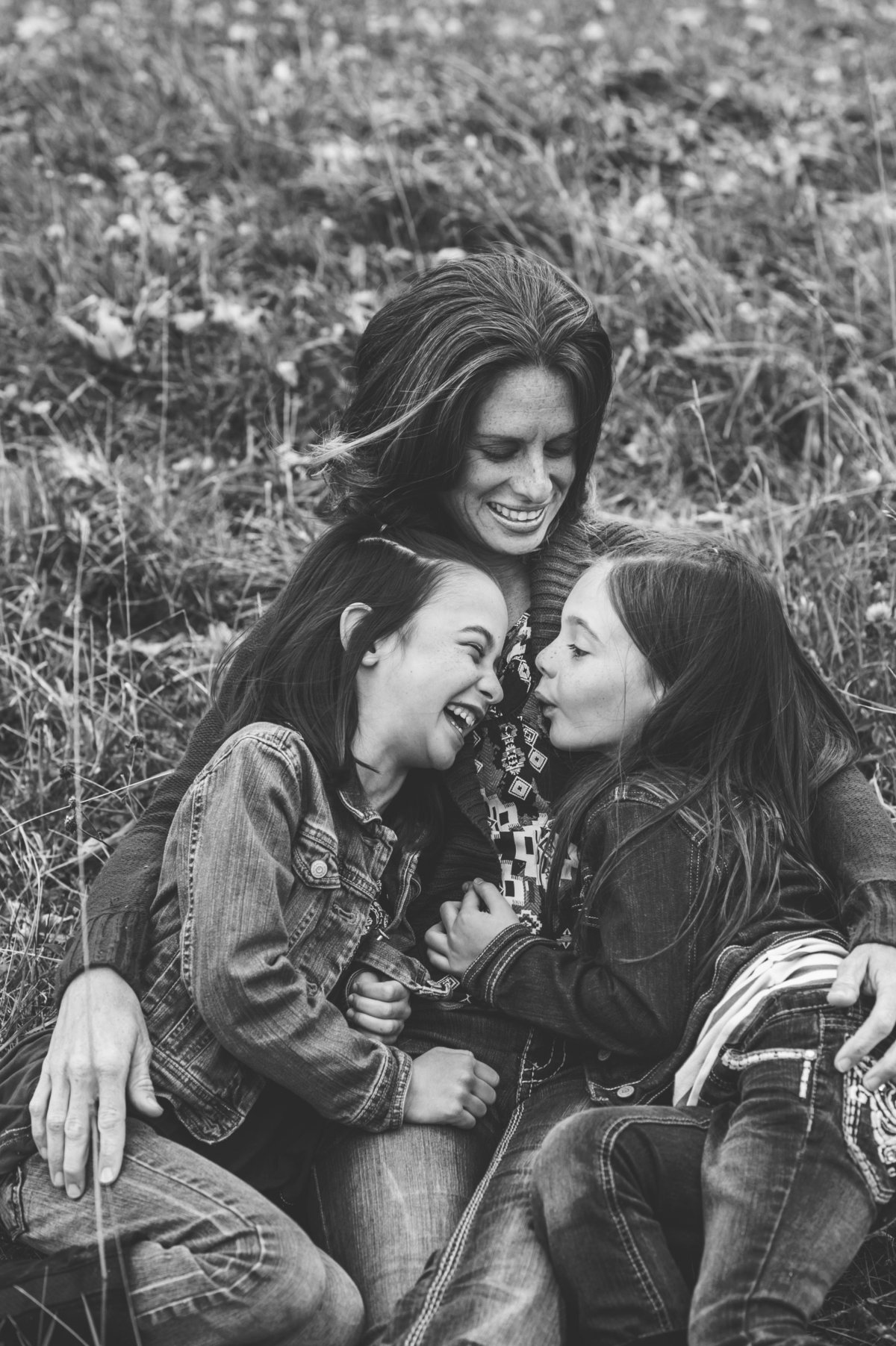 Mamma laugh with girls