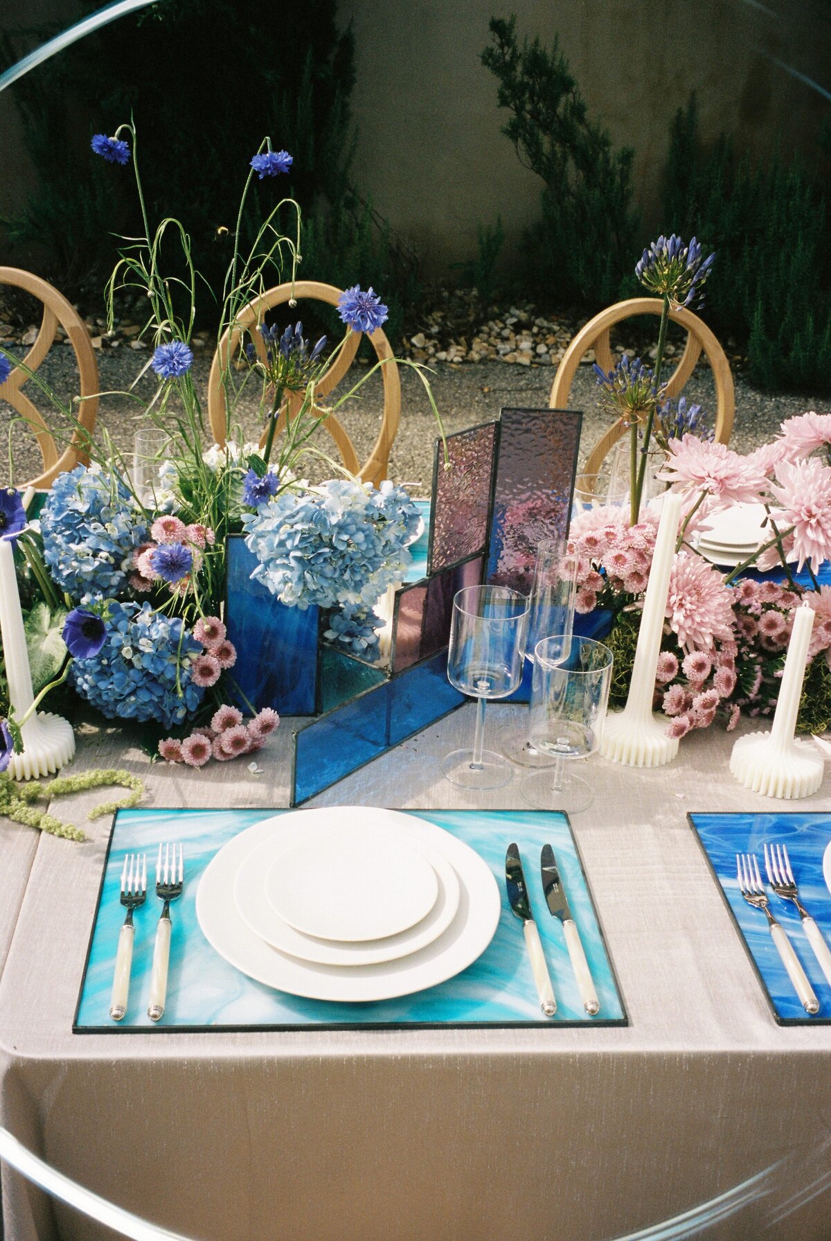 A table is decorated with blue and pink flowers