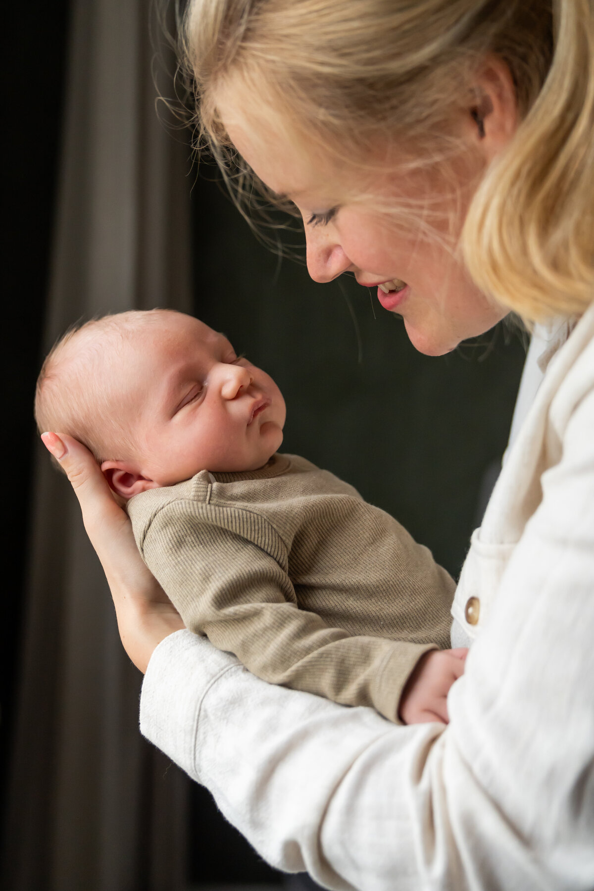 newborn fotograaf, gezinsfotografie, newbornshoot, newbornreportage, babyshoot, babyreportage familie, baby, liefde, echt, tijdloos, kleur echt, Twente, Twenterand, Westerhaar, Vriezenveen, Hardenberg, Almelo, Enschede, kinderfotografie, fotograaf, Juliantien, Schipper, Juliantien fotografie