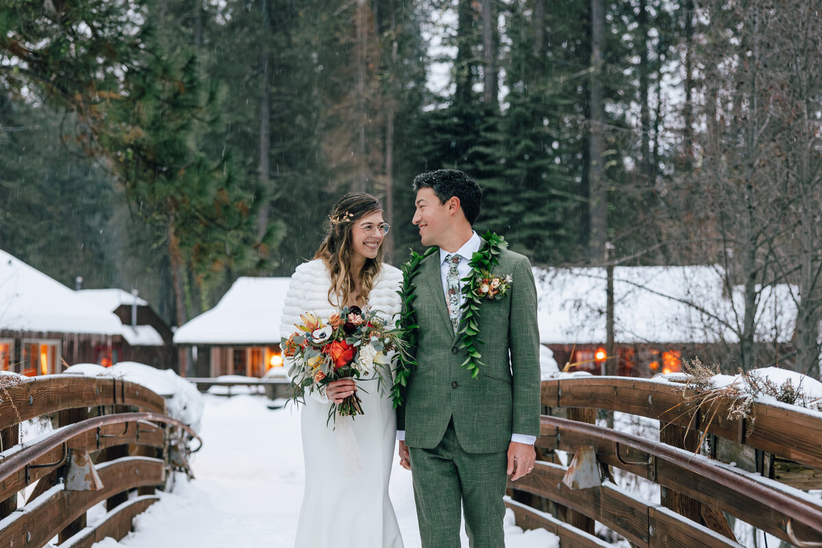 Lake-Creek-Lodge-Bend-Oregon-intimate-wedding