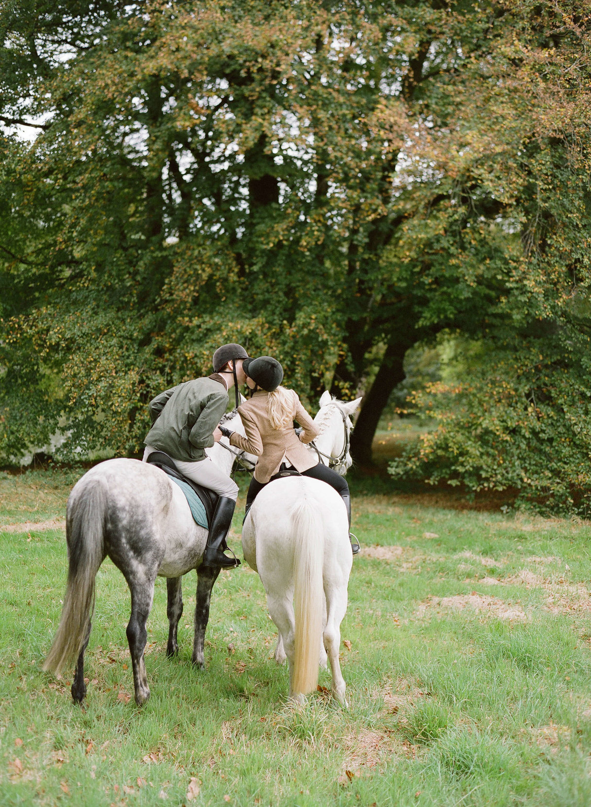 88-KTMerry-weddings-couple-kissing-horseback-Ireland