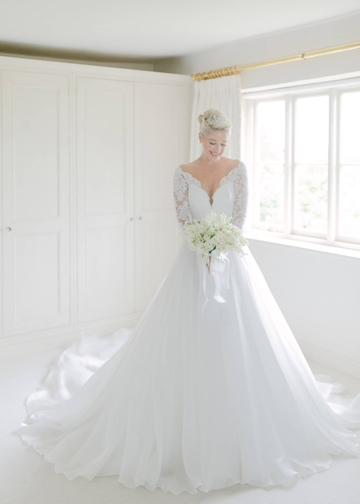 chloe-winstanley-weddings-suzanne-neville-bride-portait-bouquet
