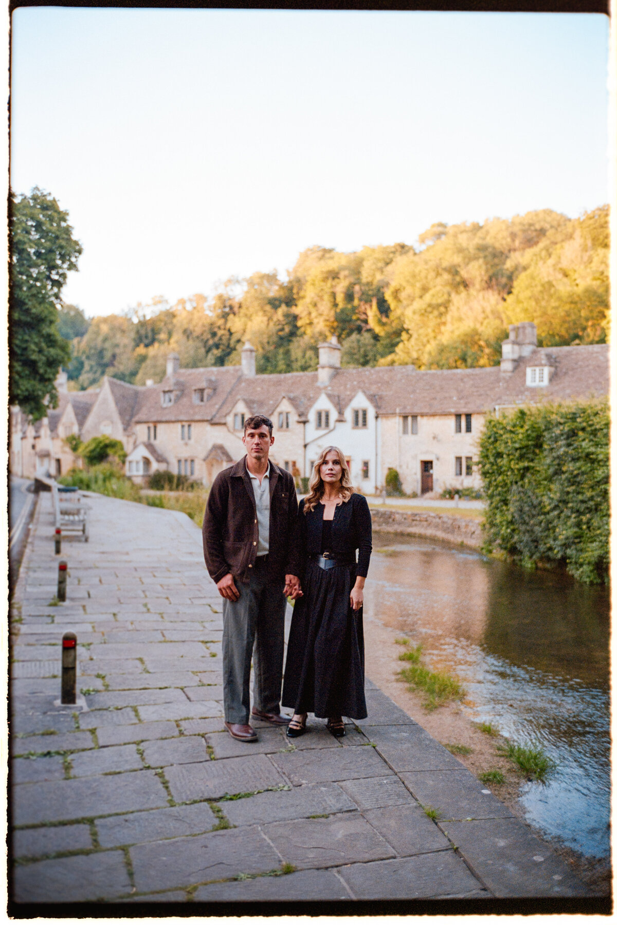 castle-combe-couple-portraits-analogue-10