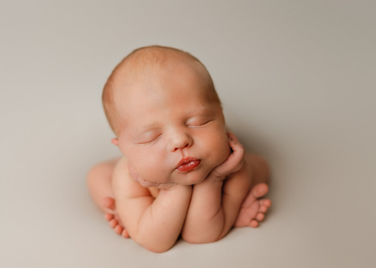newborn photography froggy pose