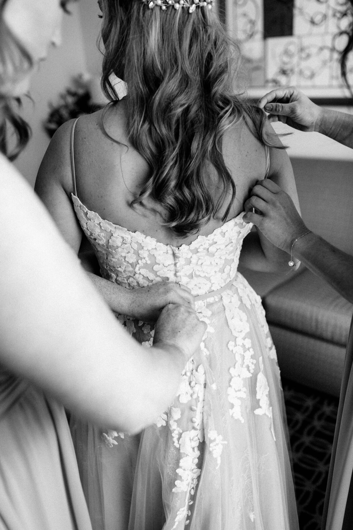 bridesmaids-zipping-brides-dress