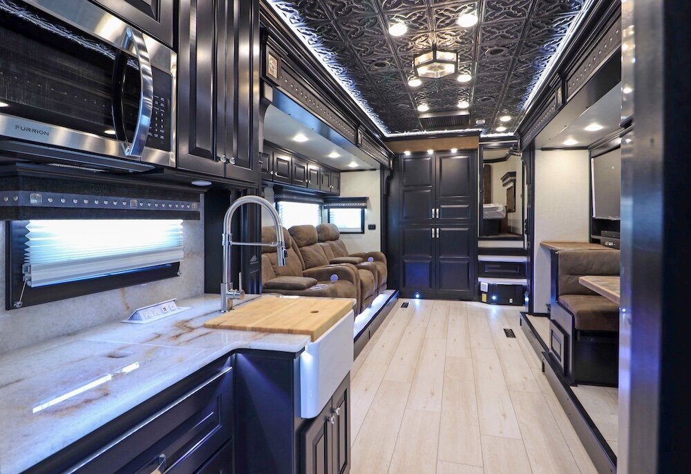 luxury-living-quarter-horse-trailers-trail-boss-conversions-living-areas-43