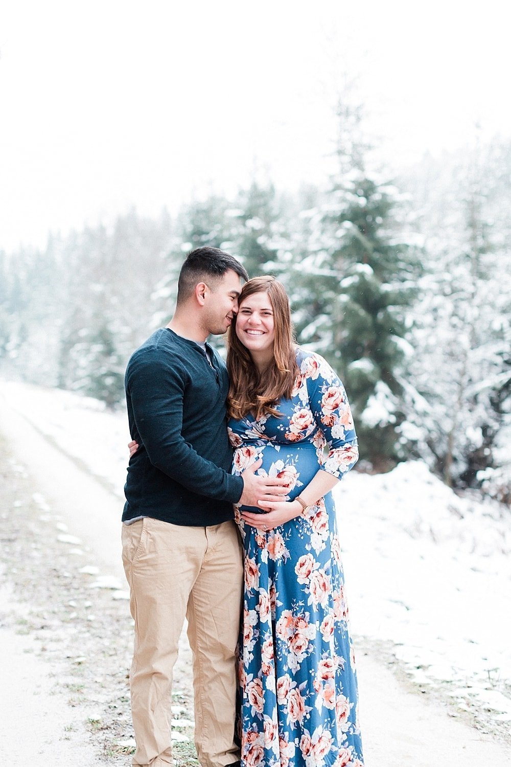 Snowy winter maternity session photographed by Alicia Yarrish Photography