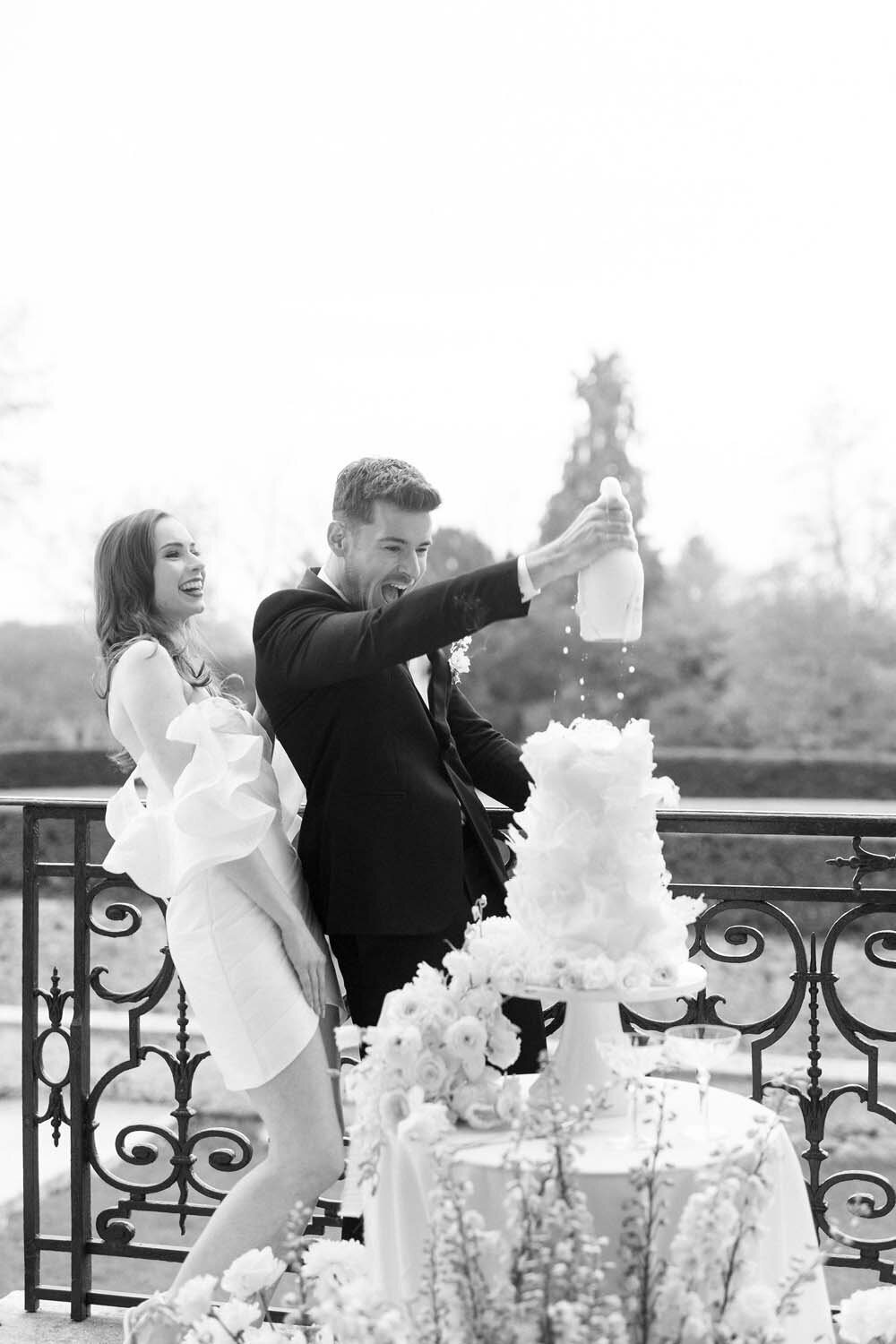 Parisian couture wedding in Black and White at chateau de Bonaventure Paris Veronique Lorre floral designer Aude lucas45