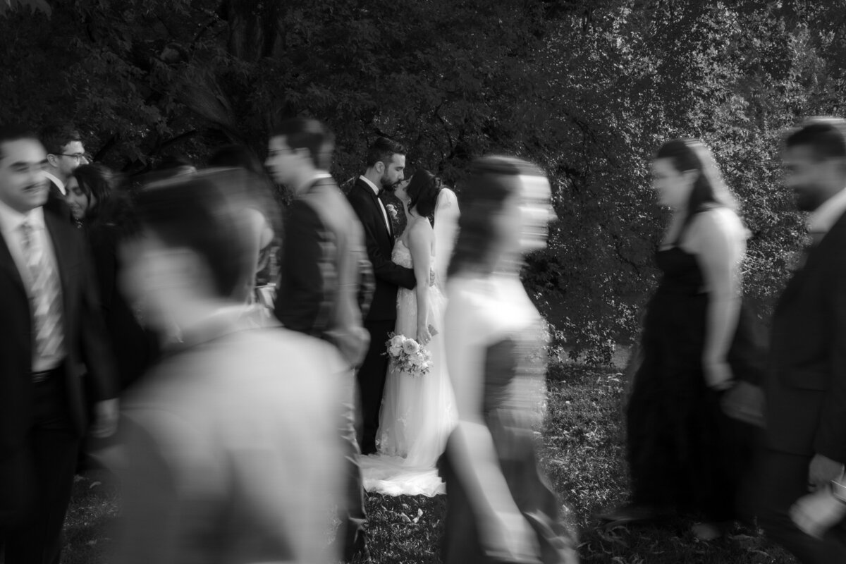 Couple immobile au milieu de la foule en mouvement