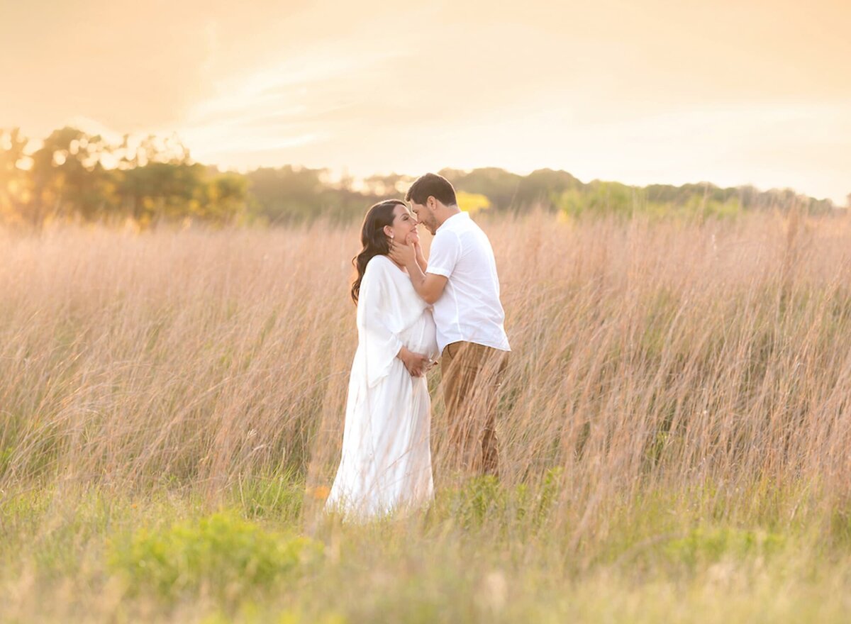 outdoor-austin-maternity-photography-sunset-couple-wildfield