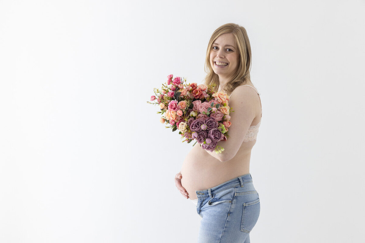 Glad kommende mamma fotografert i Studio Landmark, Bergen.