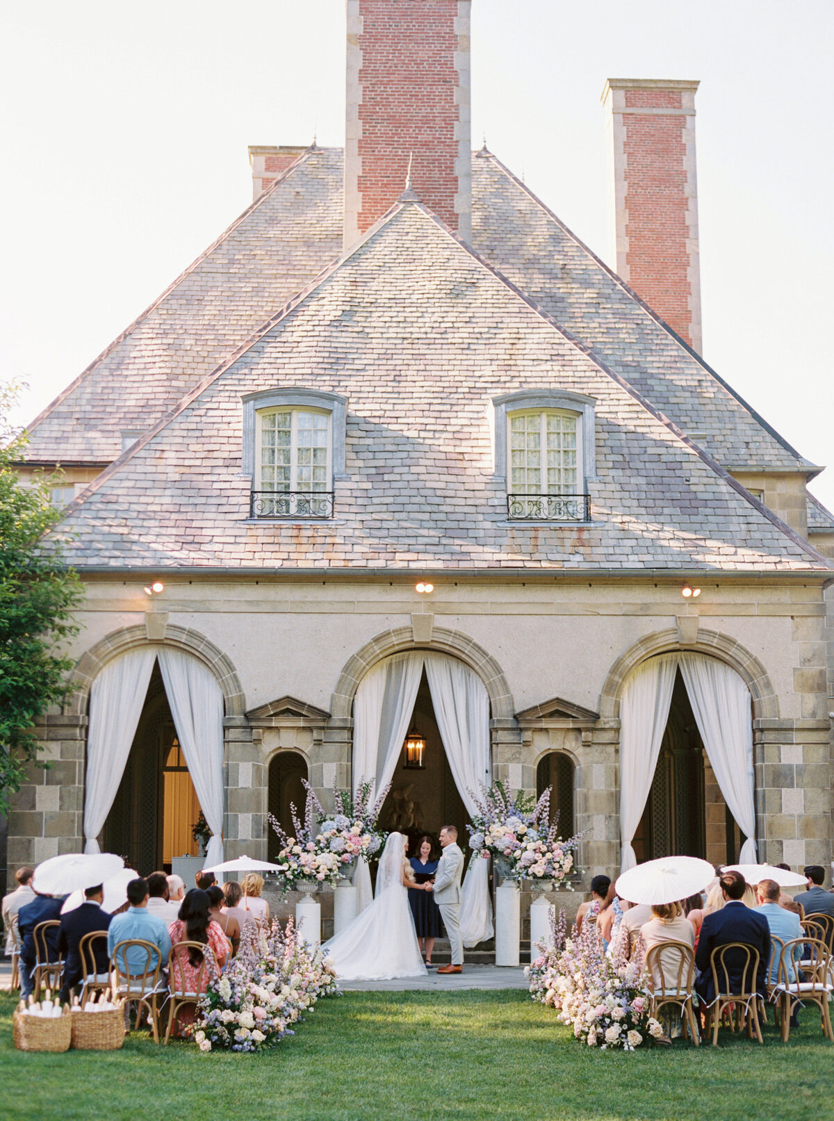 outdoor-weddding-ceremony-at-glen-manor-house-ri