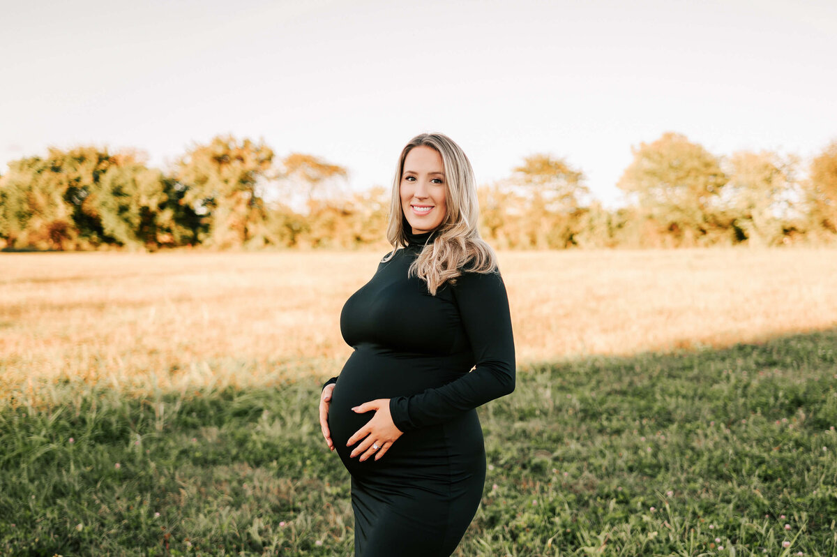 matenrity pictures in Springfield MO of close up of pregnant mom smiling in field