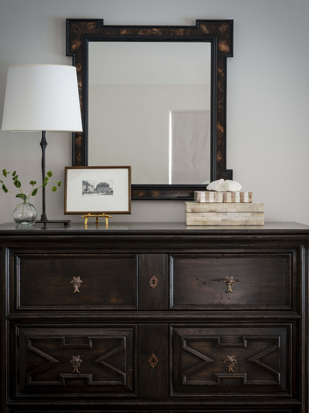 9.5-wood-dresser-horn-mirror-bedroom-vignette
