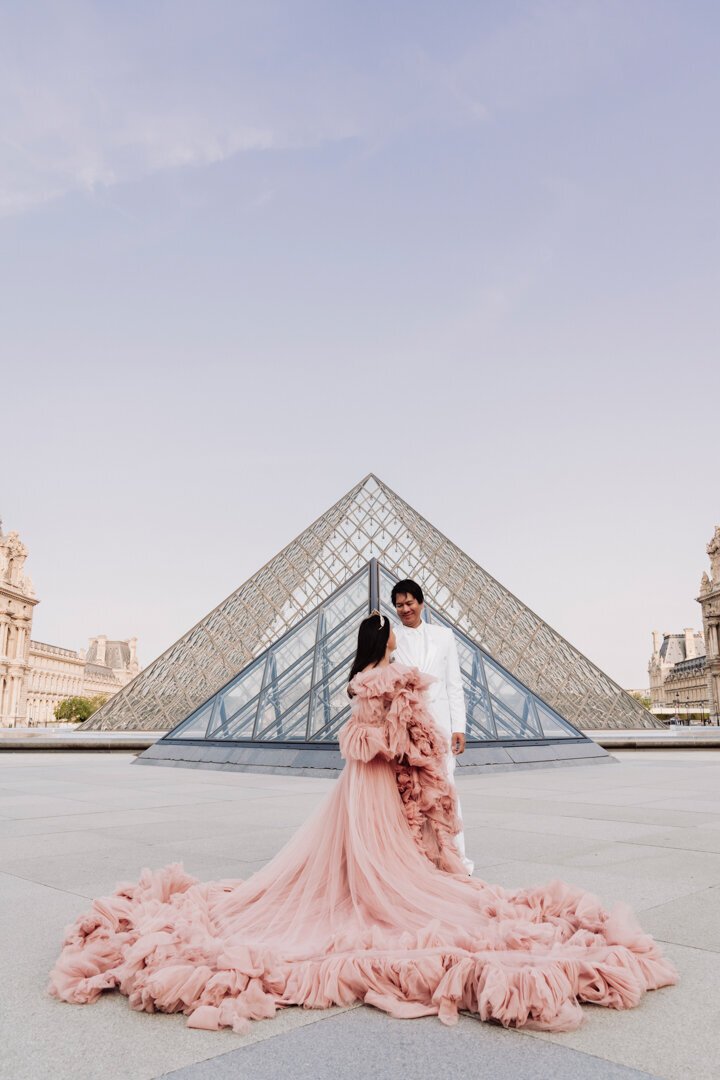 Sunrise Louvre pyramids couple photoshoot Paris, morning light photography session