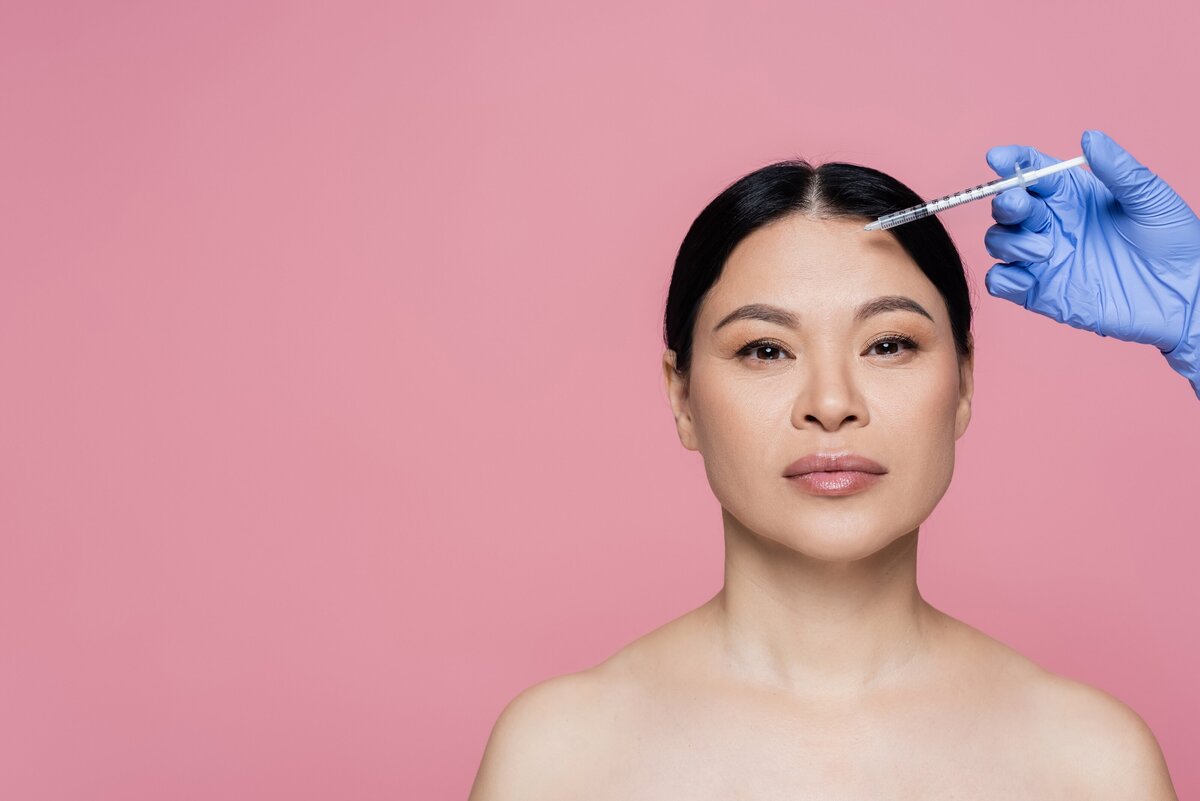 cosmetologist-in-latex-glove-holding-syringe-near-2023-11-27-05-19-19-utc