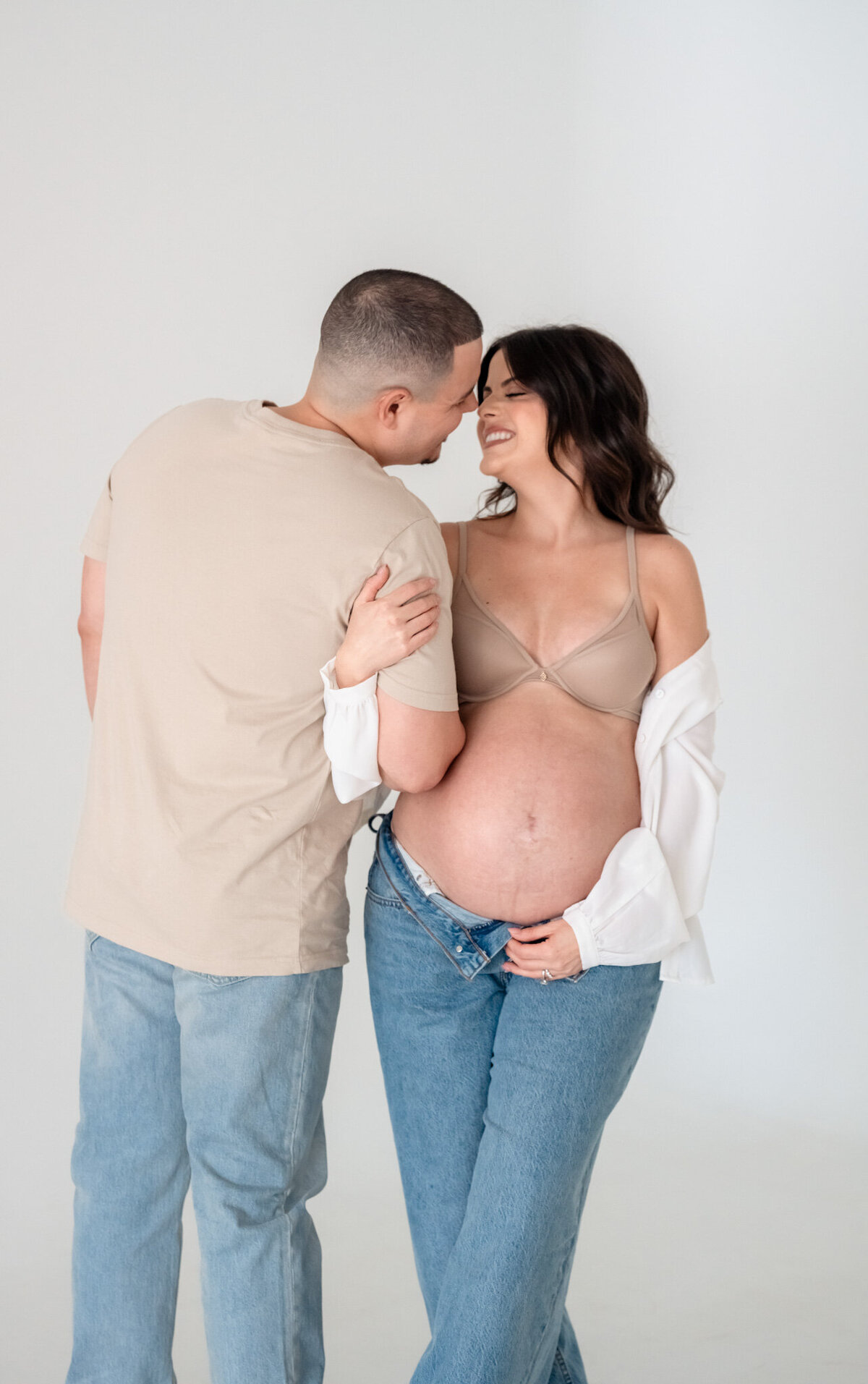 emmiclaire-maternity-standing-embrace-jacksonville-fl