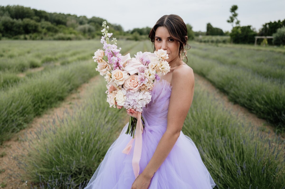 elegance-lavande-et-bouquet-de-mariee