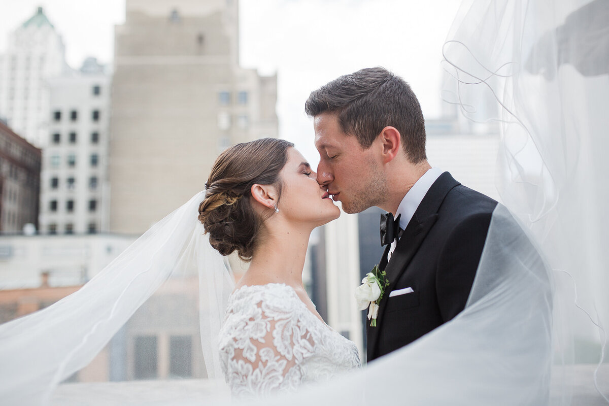 chicago-wedding-photography-kissing-bride-groom-downtown