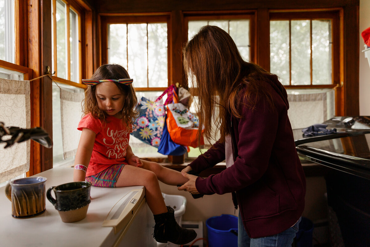 mom-tying-childs-shoes