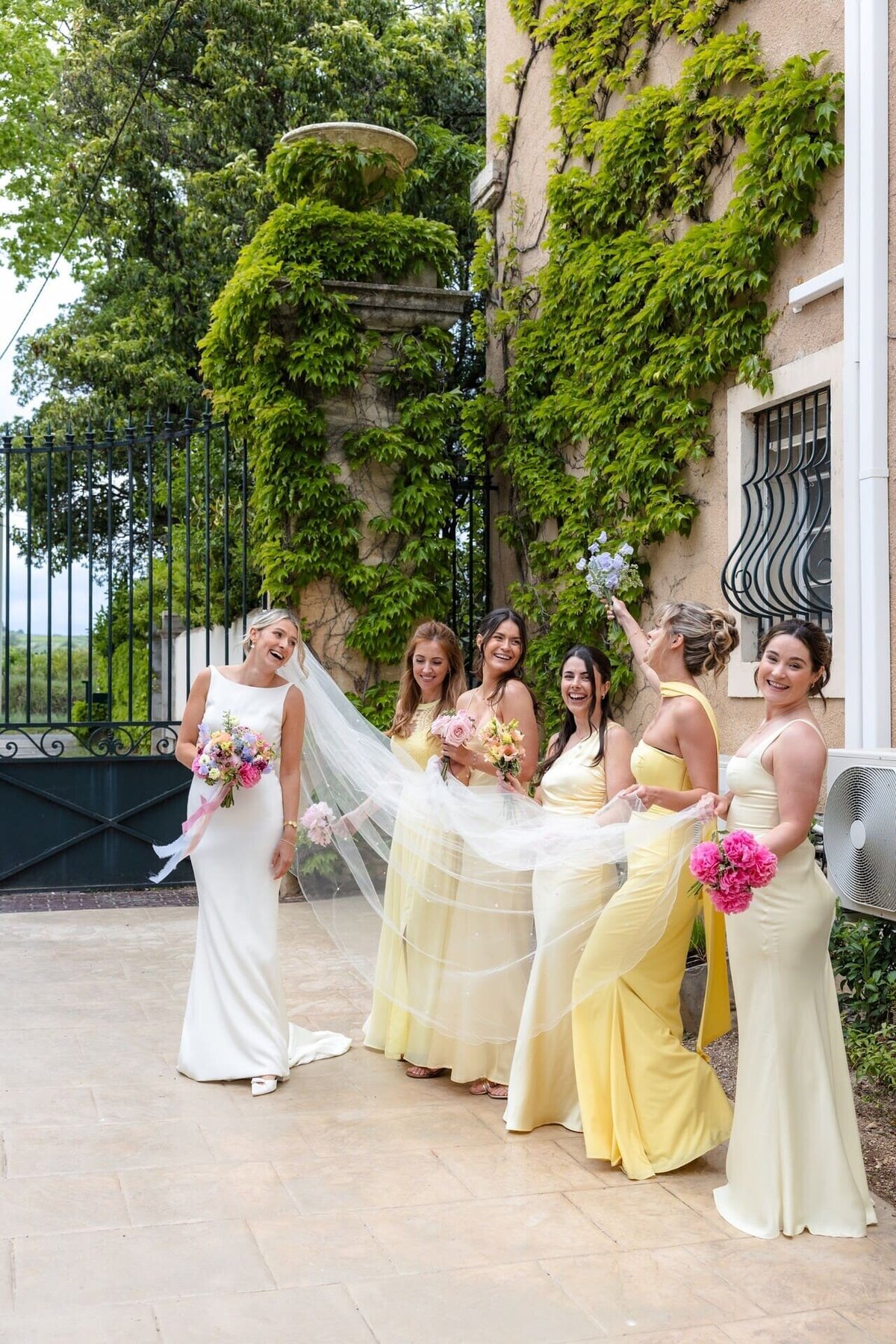 fine-art-french-wedding-bride-with-bridesmaids