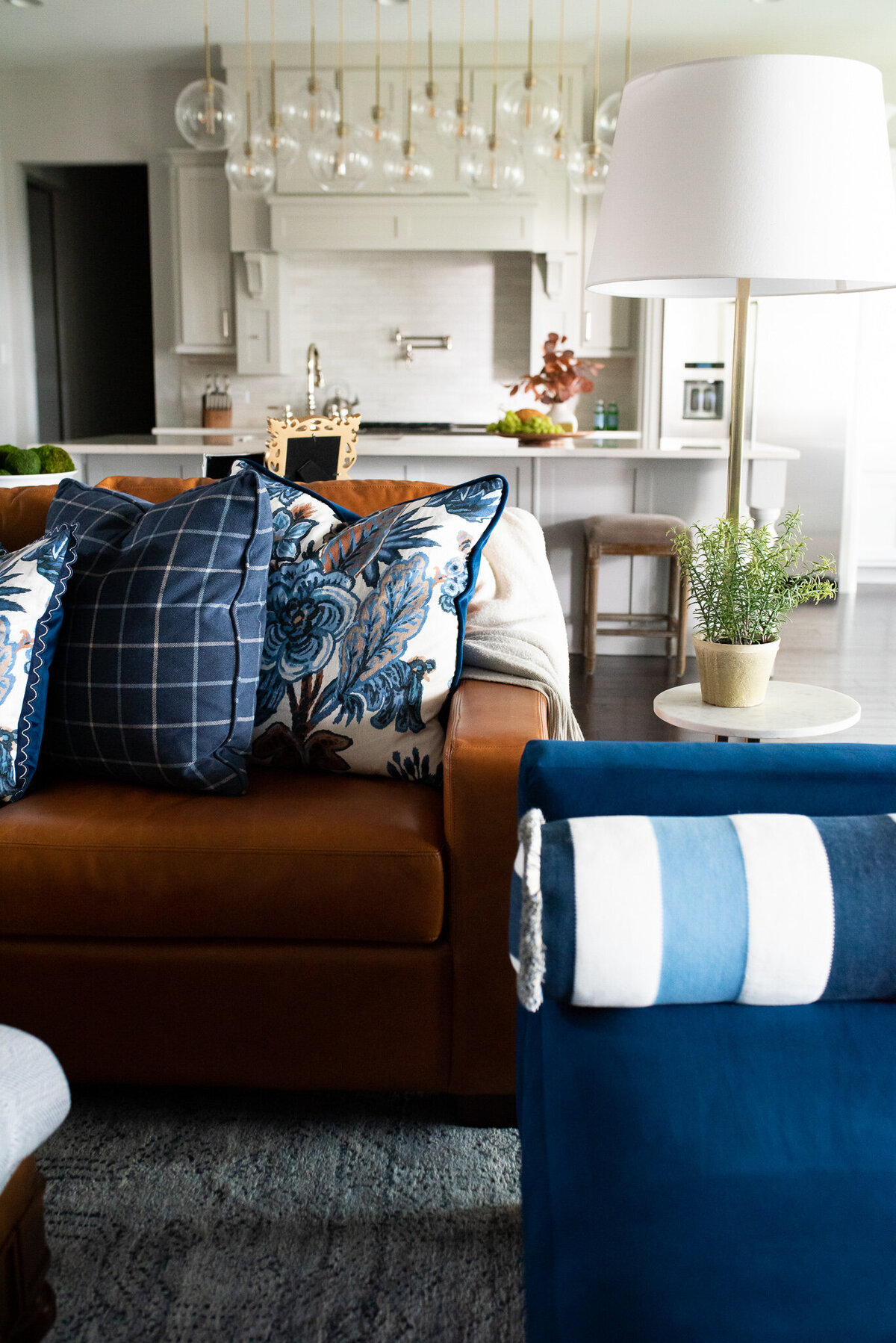 dusti j design blue and white living space