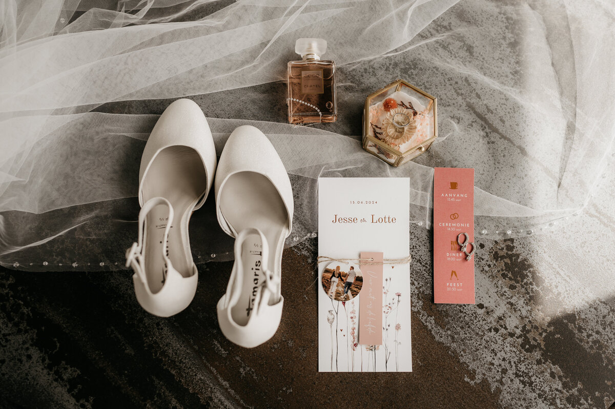 Pure Liefde Fotografie - Jesse & Lotte - Getting ready Lotte-2