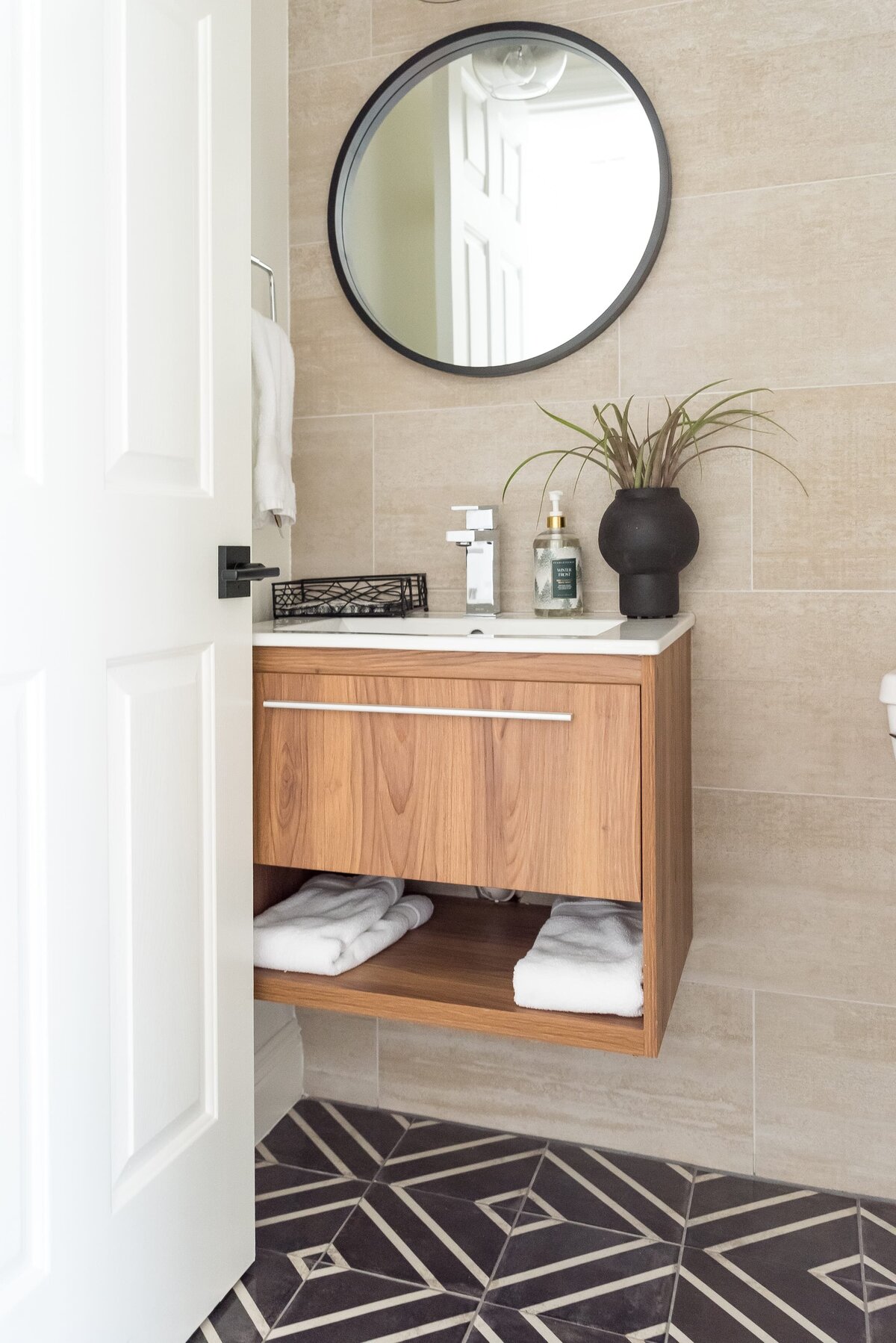 dewine design orlando interior designer modern lakehouse bathroom with round black bathroom and floating vanity