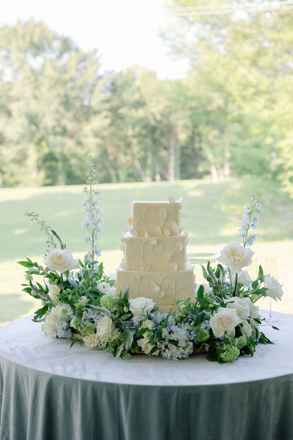 wedding-cake-with-flowers