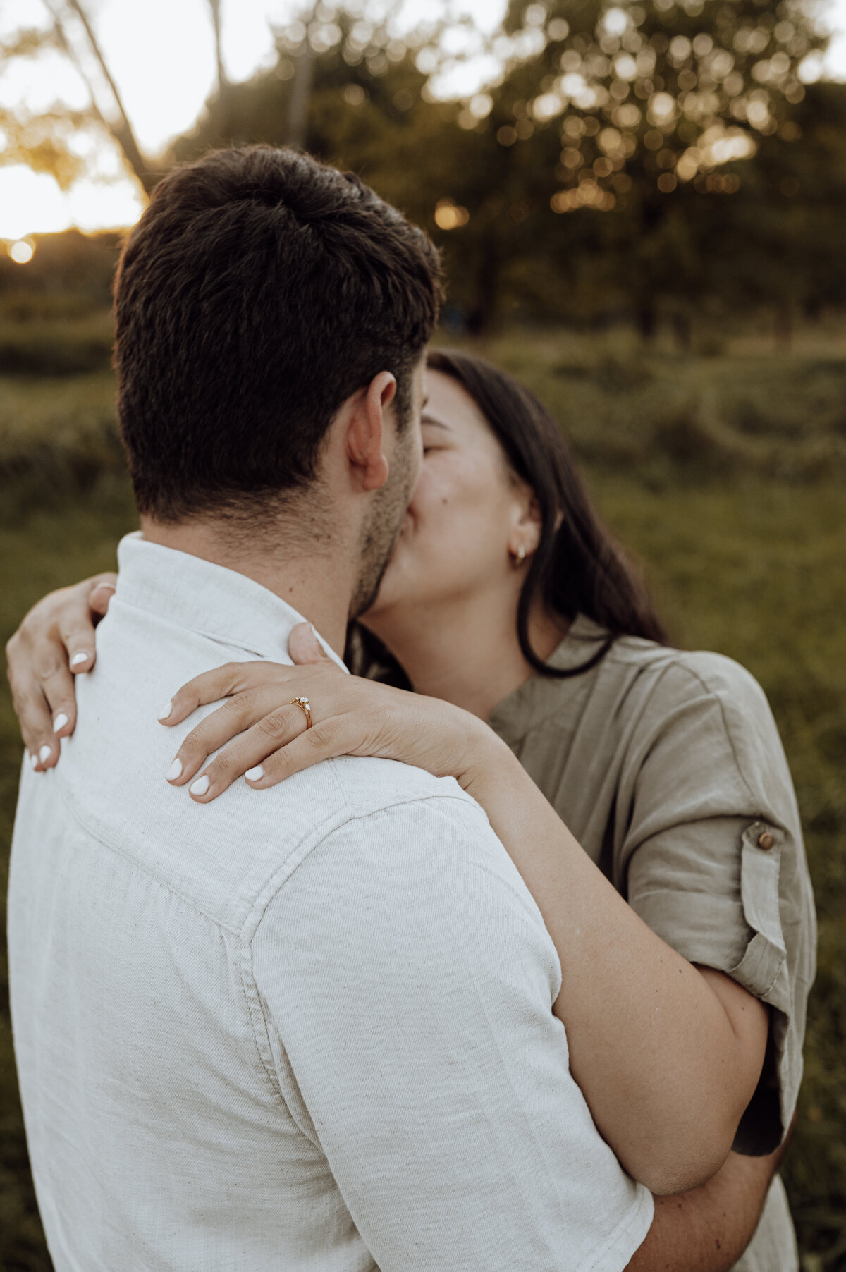 Koppel zoent elkaar tijdens loveshoot in het bos in Antwerpen