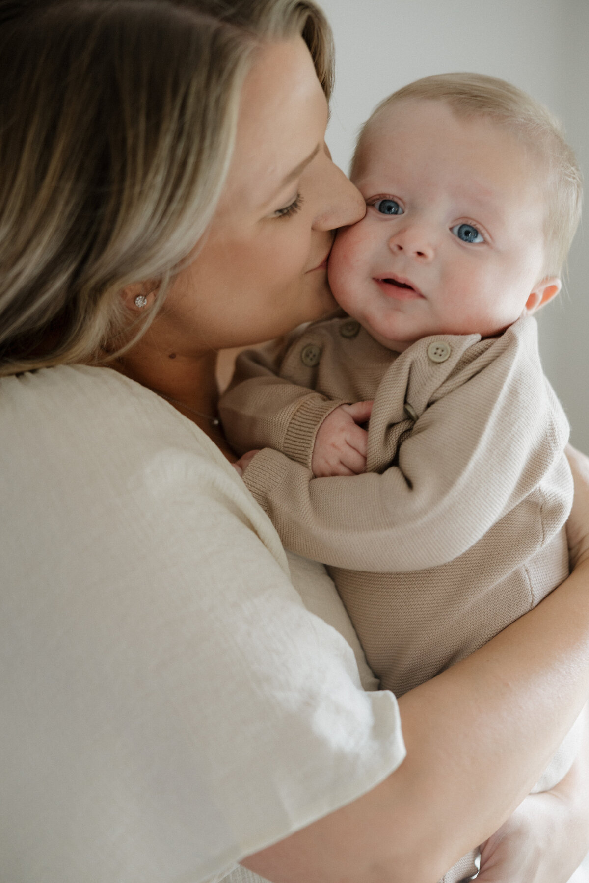 Indianapolis candid newborn photography mother and baby