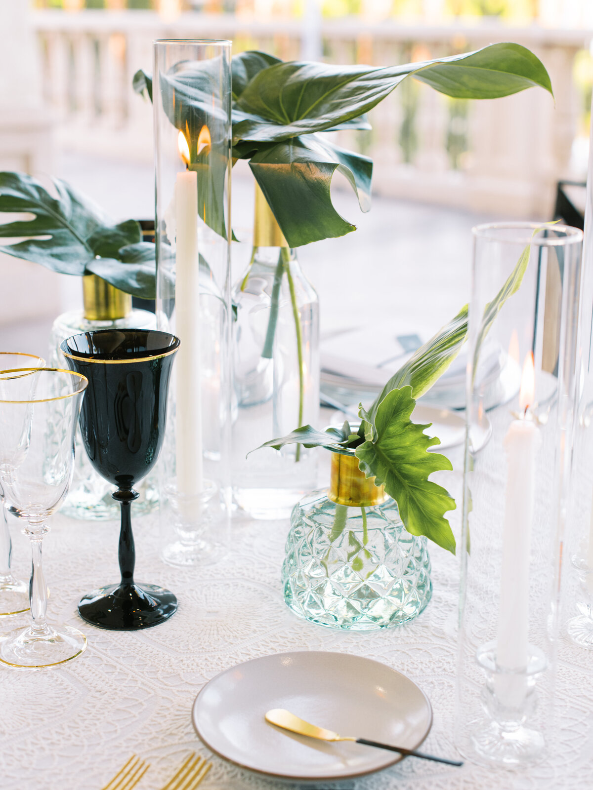 black-and-white-table-setting