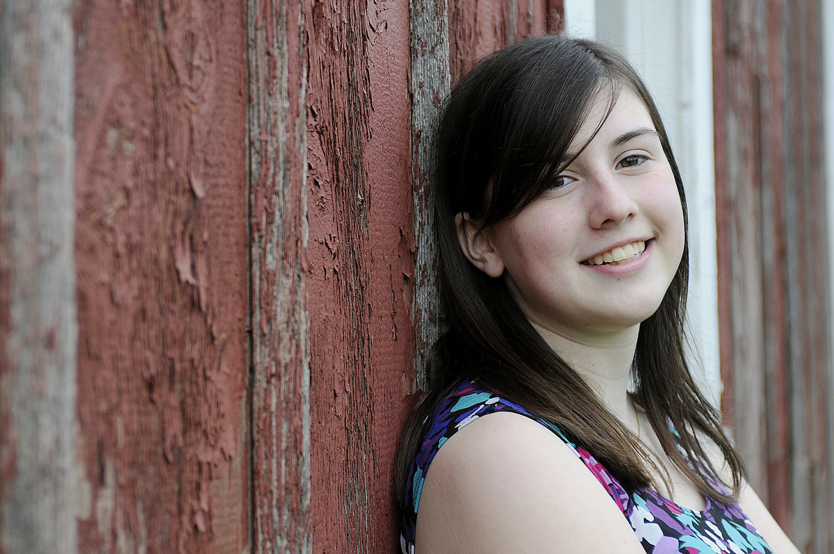 leroy-oaks-forest-preserve-red-barn-wall-senior-portrait-St. Charles-Illinois