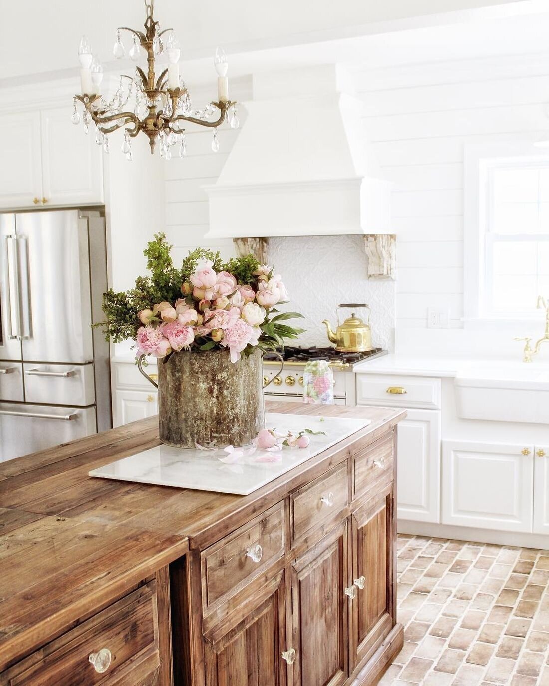 French-Country-Kitchen-with-Wooden-Island-via-@simplyfrenchmarket
