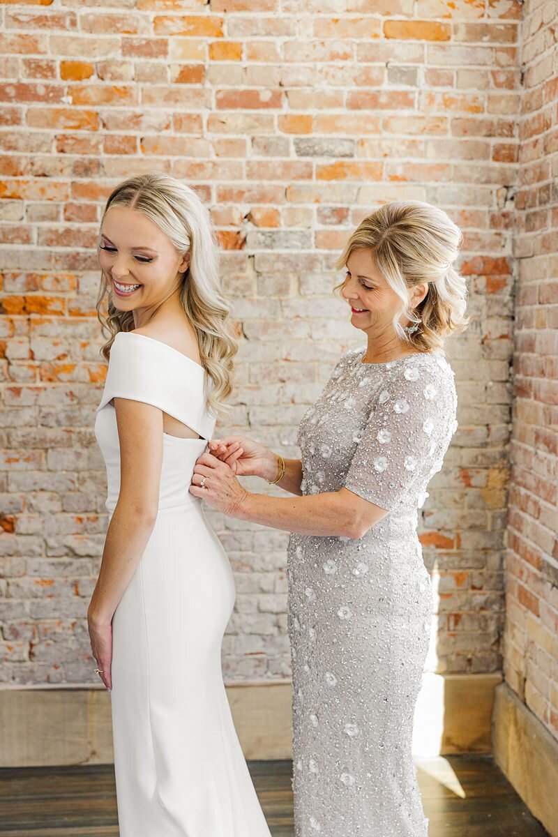 Bride Getting Ready with Mom and Bridesmaids at The Loft on 6th052
