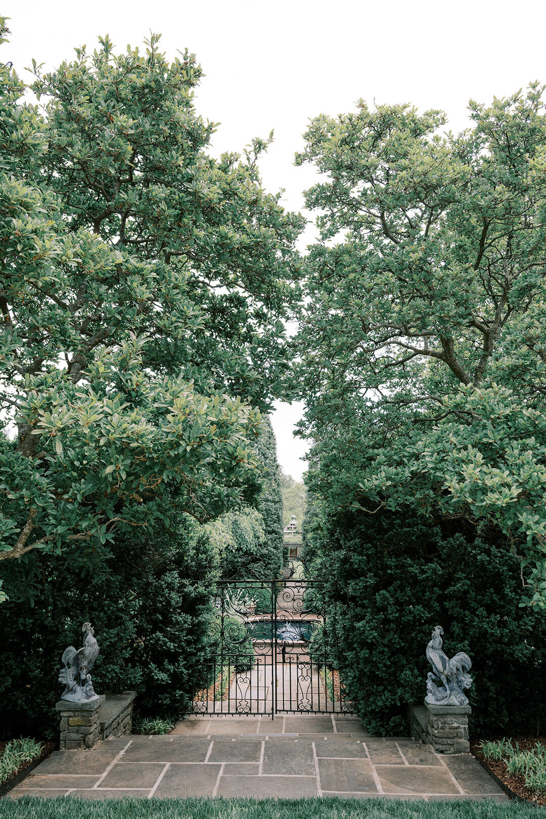 KathleenRob5-3-25GlenstoneGardenVA-VickiGraftonPhotography-10