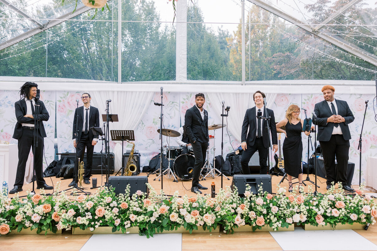band-backdrop-custom-painting-floral-wedding