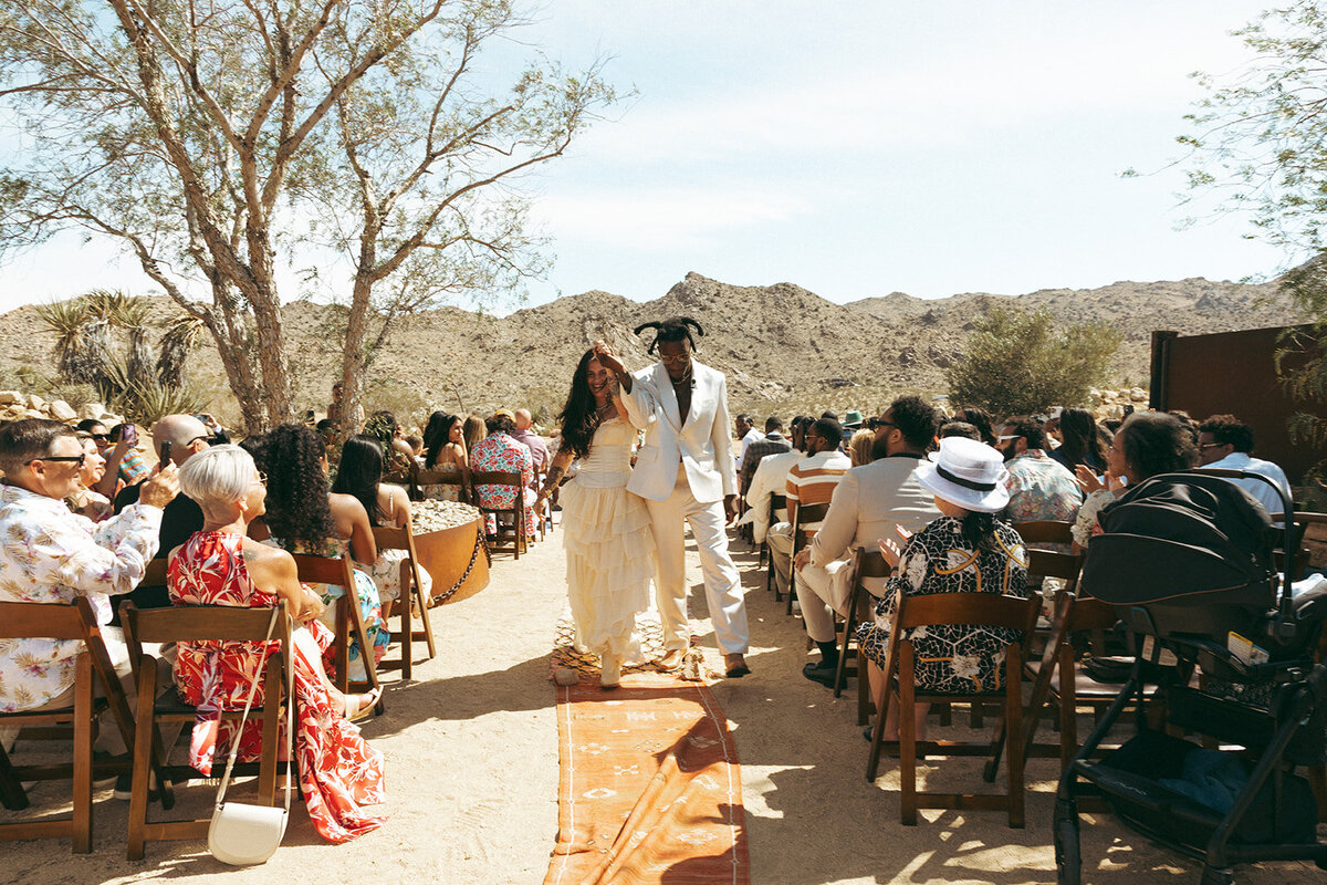 Faye-Fern-Creative-GoldenVibesPhoto-Sacred-Sands-Joshua-Tree-Wedding-Richie-James-Clara-Critchfield-Ceremony-41