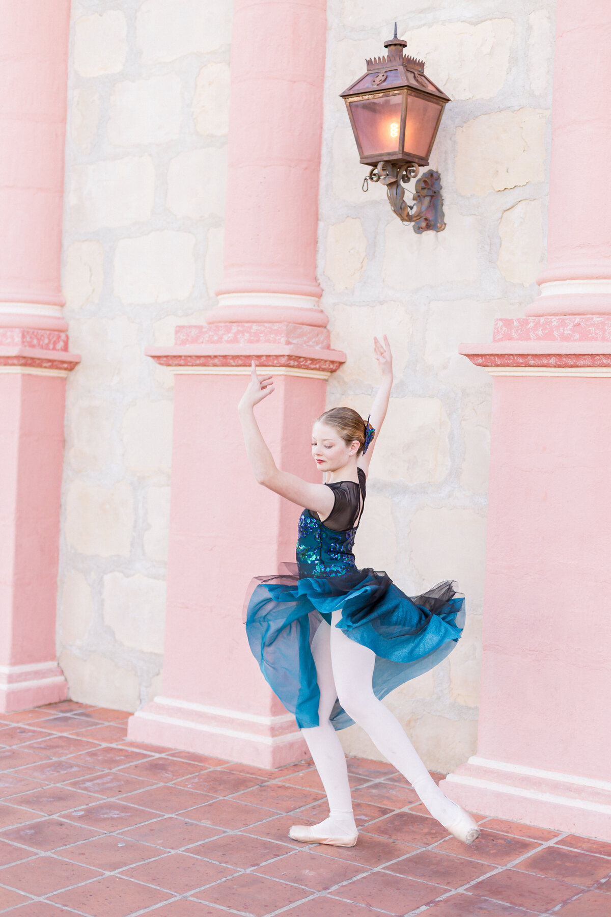 JanelleStephaniePhotography-OldSantaBarbaraMission-Amelia-BalletPortraits_26