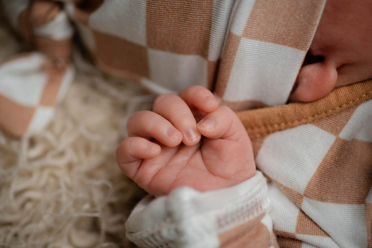studio-newborn-photography-baby-details