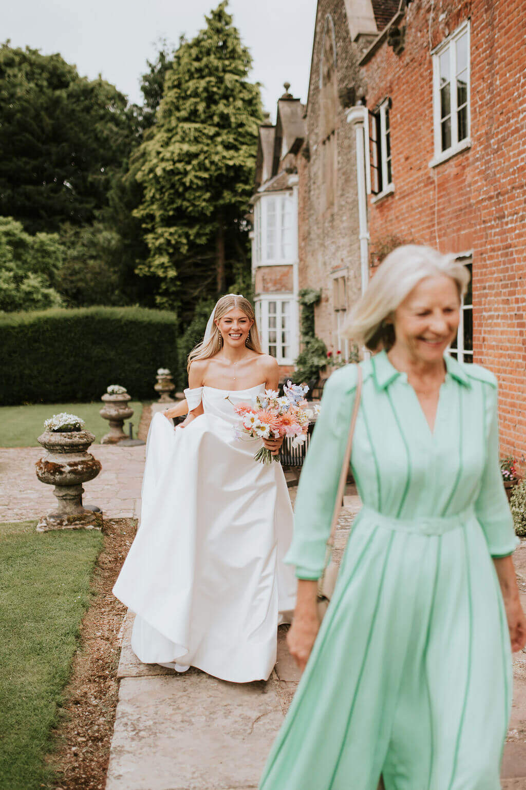 Issy-and-Bella-Floral-Design-Wedding-Florist-Herefordshire-Broadfield-Court-j&N33