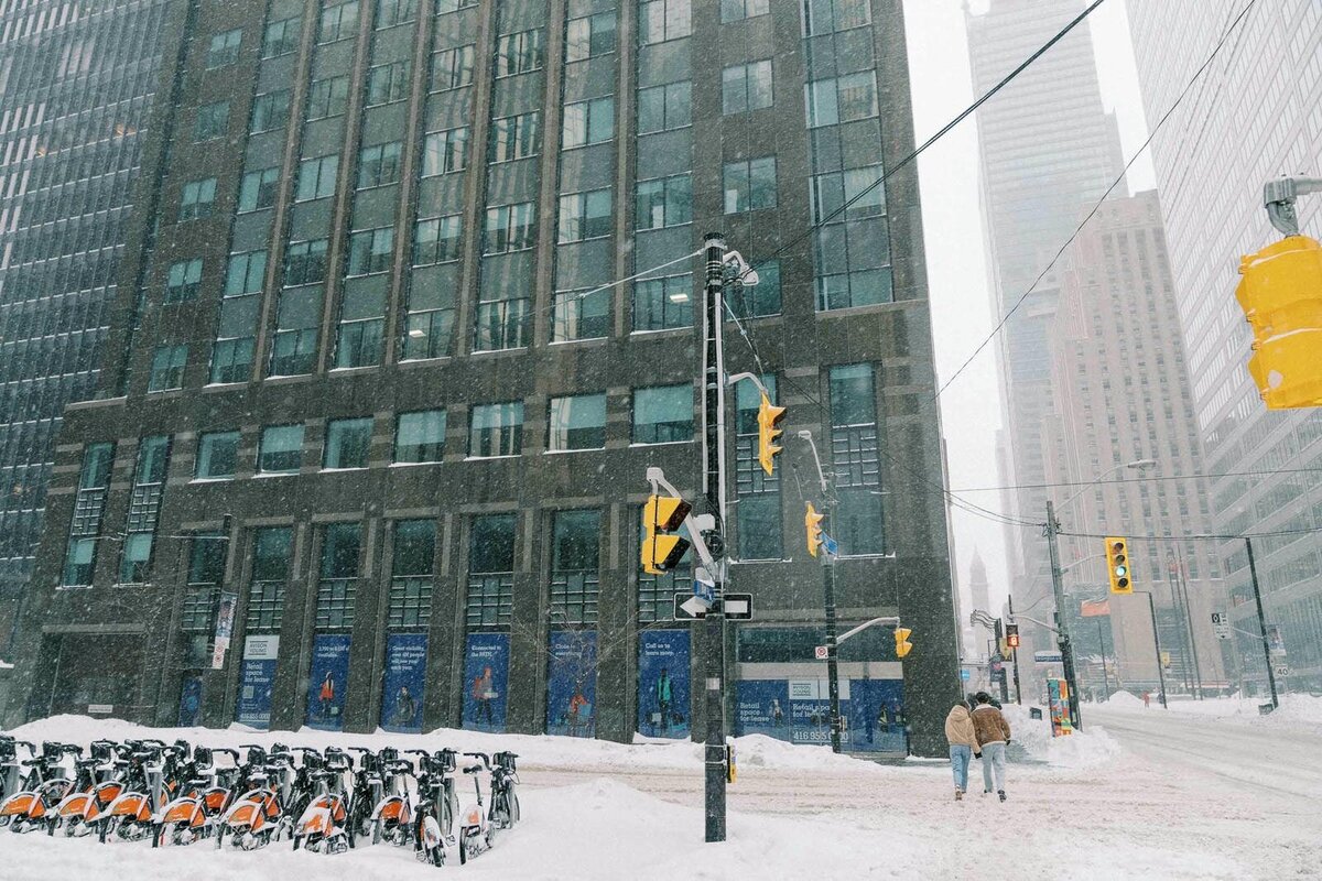 E10-Winter-snowy-engagement-photoshoot-in-Toronto-Zhan-and-Tina-2025-02-16-2500px-1066